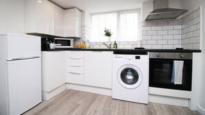 Basic House | Private kitchen | Electric kettle - The White House by Tŷ SA (Aberdare)