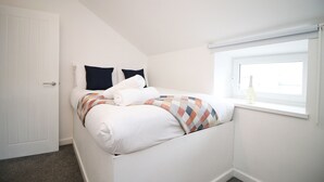 Basic House | 2 bedrooms, WiFi (free) - The White House by Tŷ SA (Aberdare)