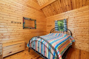2 bedrooms, free WiFi - The Hook cabin--hot tub, mountain views & more!  (Luray)