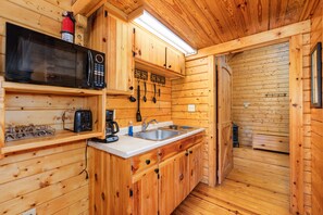 Fridge, microwave, stovetop, coffee/tea maker - The Hook cabin--hot tub, mountain views & more!  (Luray)