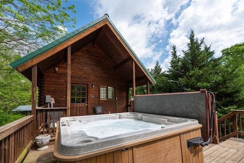 The Hook cabin--hot tub, mountain views & more!