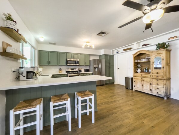 Réfrigérateur, micro-ondes, four, plaque de cuisson