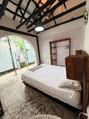 Basic Double Room, 1 Queen Bed, Garden View | Premium bedding, down comforters, Select Comfort beds, desk - Hostal Chontaduro (Cali)