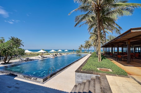 2 piscinas al aire libre, sombrillas, sillones reclinables de piscina