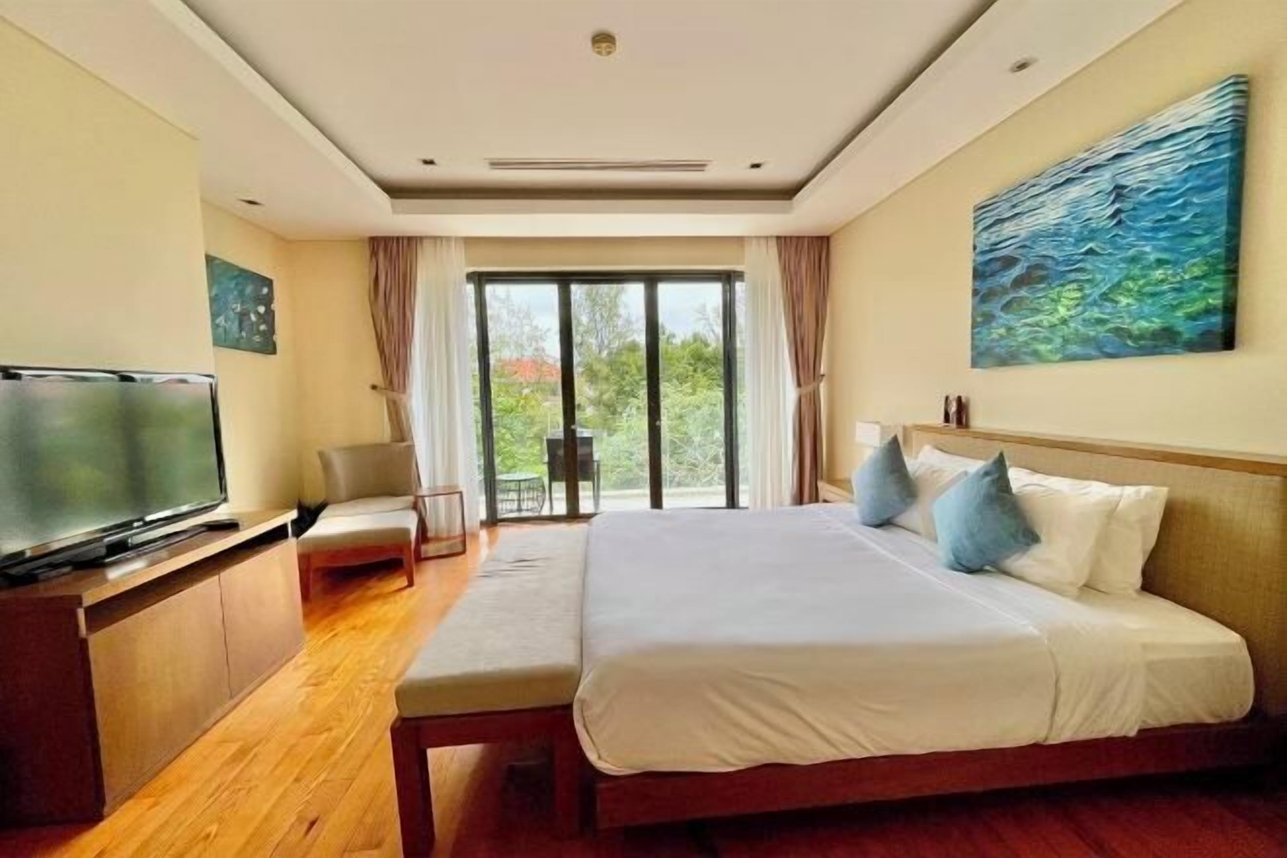 Safe på rommet, skrivebord, blendingsgardiner og lydisolert