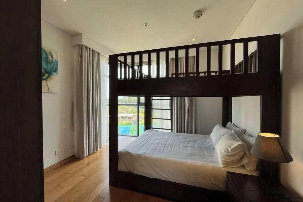 Caja fuerte, escritorio, cortinas opacas y sistema de insonorización