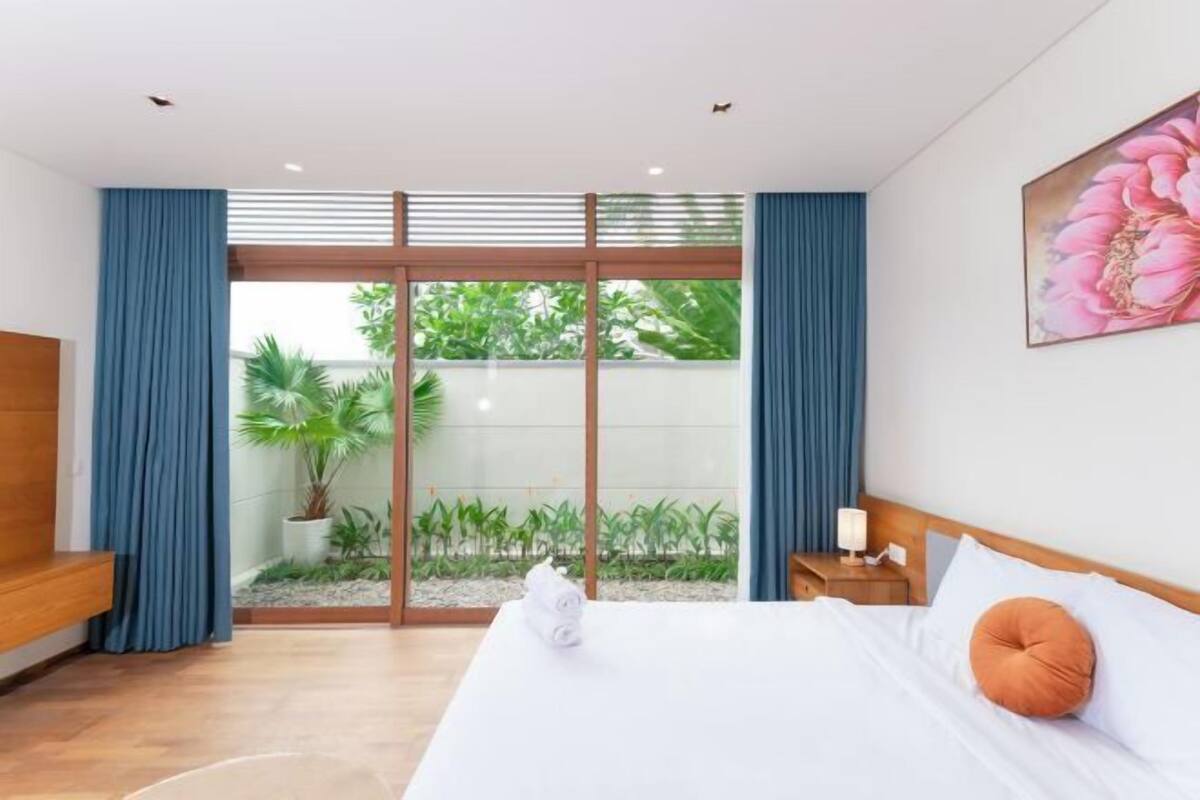 Safe på rommet, skrivebord, blendingsgardiner og lydisolert