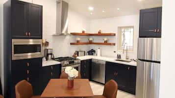 Geladeira, micro-ondas, fogão, cooktop