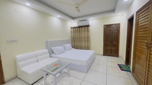 Egyptian cotton sheets, premium bedding, pillow-top beds, soundproofing - Hotel Blue Sky (Dhaka)