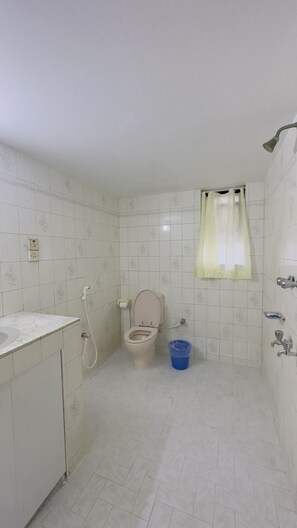 Shower, rainfall showerhead, slippers, towels - Hotel Blue Sky (Dhaka)