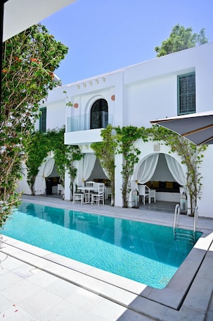 Una piscina al aire libre