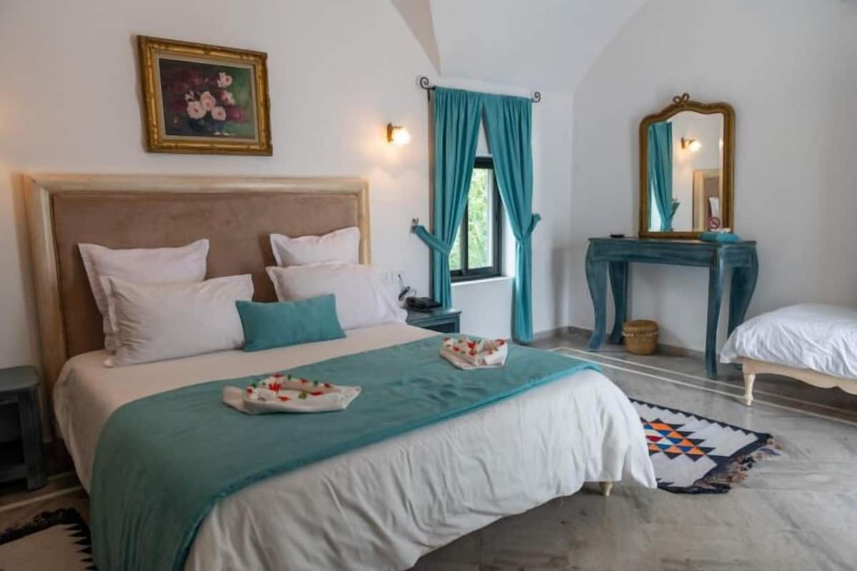 Triple Room | 1 bedroom, in-room safe, free WiFi, bed sheets