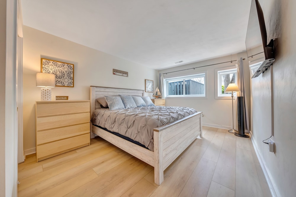 Walkout waterfront condo located in Bernard's Landing at Smith Mountain Lake! North Shore Vrbo