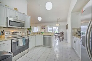 冷蔵庫、電子レンジ、オーブン、コンロ