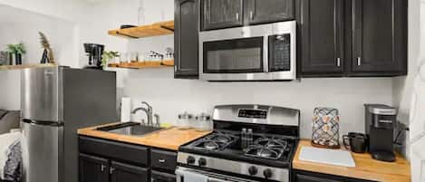 Réfrigérateur, micro-ondes, four, plaque de cuisson