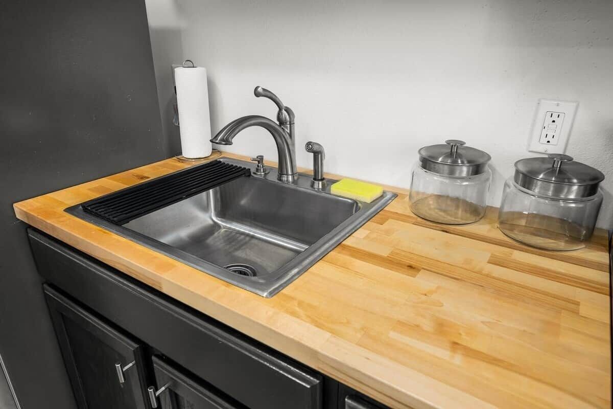Wasserkocher mit Kaffee-/Teezubehör, Kühlschrank, Mikrowelle, Ofen