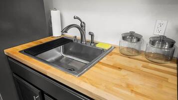 Wasserkocher mit Kaffee-/Teezubehör, Kühlschrank, Mikrowelle, Ofen