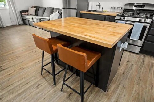 The Green Door - Cozy Stay by the Square Pubs & Cafe