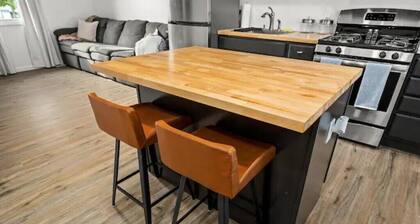 The Green Door - Cozy Stay by the Square Pubs & Cafe