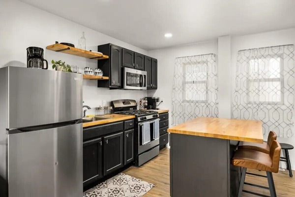 Kylskåp, mikrovågsugn, ugn och spishäll