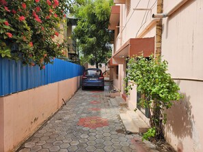 Property grounds - Family Home in Prime Location close to City Center (Sathamangalam)