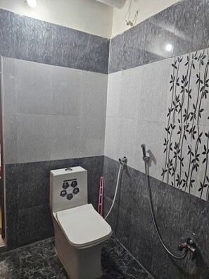 Doccia, bidet, asciugamani, sapone