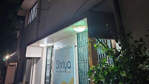 A building with a sign for 'Shriya Service Apartments'. - Family Home in Prime Location close to City Center (Sathamangalam)