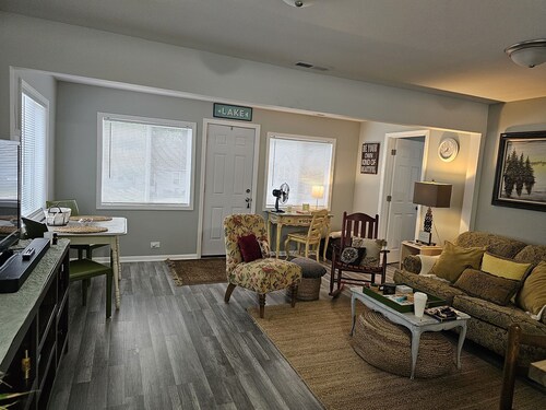 Pet Friendly ($50) 2b/1b Cottage with large yard just off the lake!