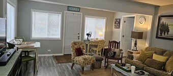 Pet Friendly ($50) 2b/1b Cottage with large yard just off the lake!