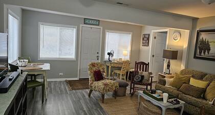 Pet Friendly ($50) 2b/1b Cottage with large yard just off the lake!