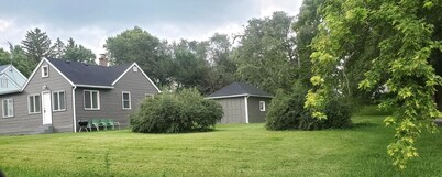 Pet Friendly ($50) 2b/1b Cottage with large yard just off the lake!