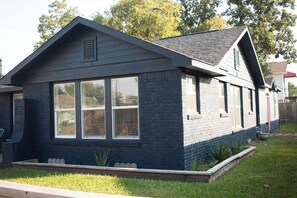Exterior - Gorgeous Renovated Historic Home. (Houston)