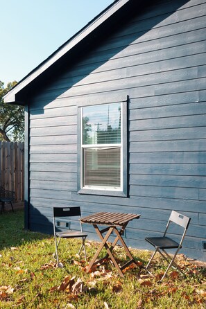 Outdoor dining - Gorgeous Renovated Historic Home. (Houston)