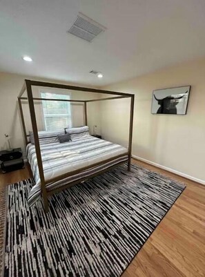 3 habitaciones, tabla de planchar con plancha, wifi y ropa de cama 