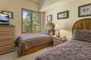 3 bedrooms, iron/ironing board, free WiFi, bed sheets - Cozy Condo, Mountain Views, Hot Tub, Walk to Lifts (Vail)