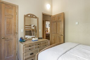 3 slaapkamers, een strijkplank/strijkijzer, gratis wifi, beddengoed