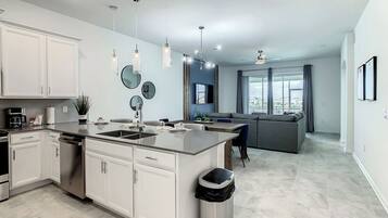 雪櫃、焗爐、咖啡機/沖茶器、多士爐