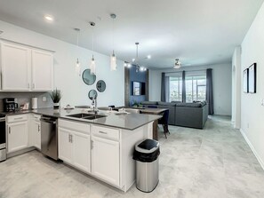 Kühlschrank, Ofen, Wasserkocher mit Kaffee-/Teezubehör, Toaster