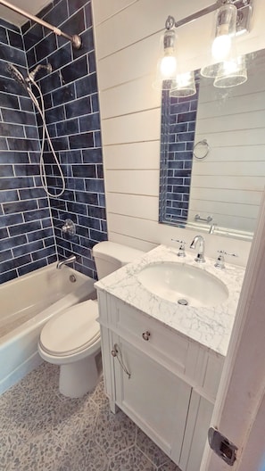Een douche, een haardroger, handdoeken, zeep