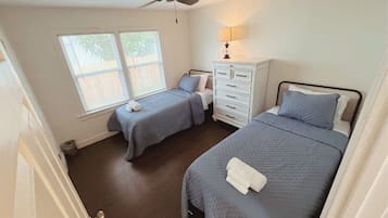 3 habitaciones, tabla de planchar con plancha y cuna de viaje