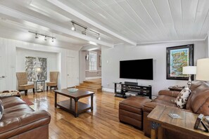 TV, offices - The Hot Tub House @ Hein Park (Memphis)