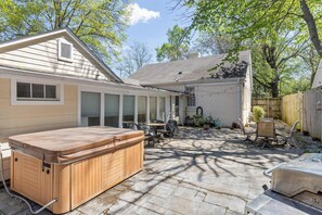 Outdoor dining - The Hot Tub House @ Hein Park (Memphis)