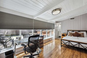 3 bedrooms, iron/ironing board, WiFi, bed sheets - The Hot Tub House @ Hein Park (Memphis)