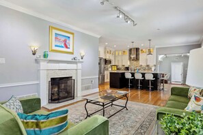 TV, offices - The Hot Tub House @ Hein Park (Memphis)