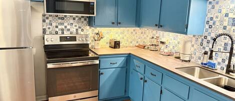 Réfrigérateur, four à micro-ondes, un four, surface de cuisson