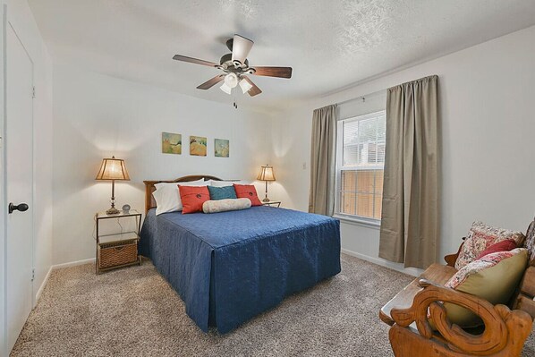 2 soverom, skrivebord, strykejern/-brett og wi-fi (inkludert)