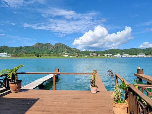 Waterfront Luxury Retreat: 2-Bed Villa Sea Life