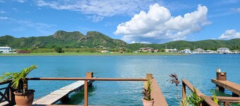 Waterfront Luxury Retreat: 2-Bed Villa Sea Life