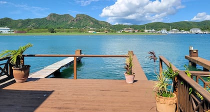 Waterfront Luxury Retreat: 2-Bed Villa Sea Life
