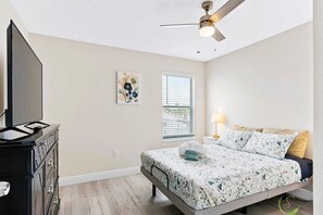 7 habitaciones, tabla de planchar con plancha y cuna de viaje 